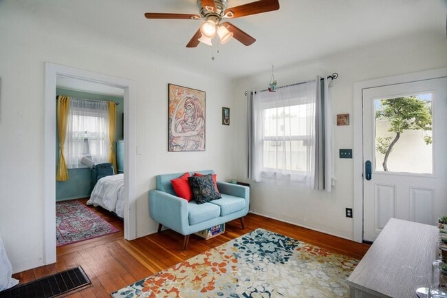Building Photo - 1 bedroom 1 bath cottage for rent in Kensi...