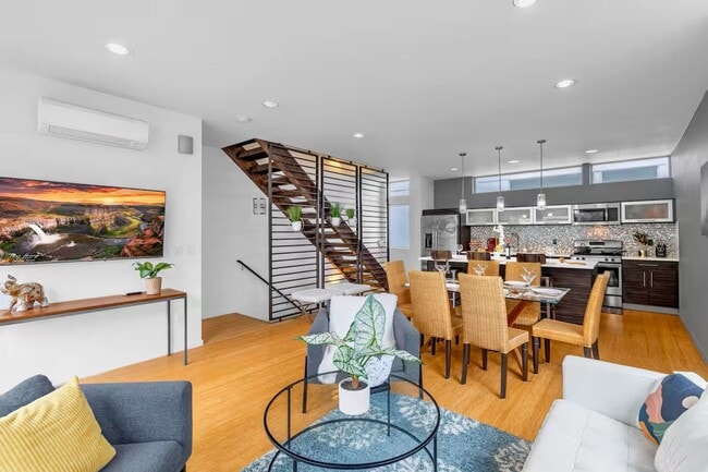 Building Photo - Modern & Stylish Townhome in the Heart of ...