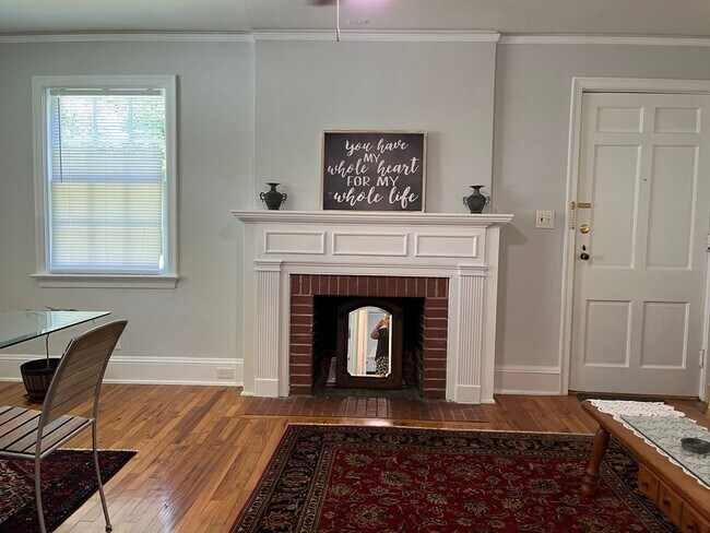 Building Photo - AVAILABLE NOW! NEWLY RENOVATED WITH BRAND ...