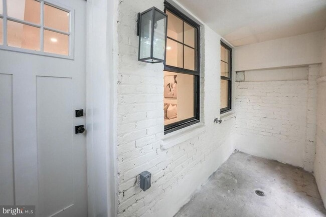 Building Photo - 812 6th St NE
