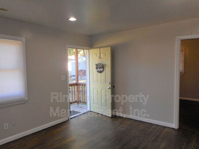 Building Photo - 2321 Julia Ave