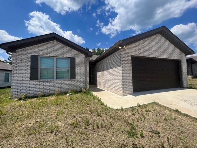 Building Photo - 3 bedroom 2 bathroom home in The Village a...