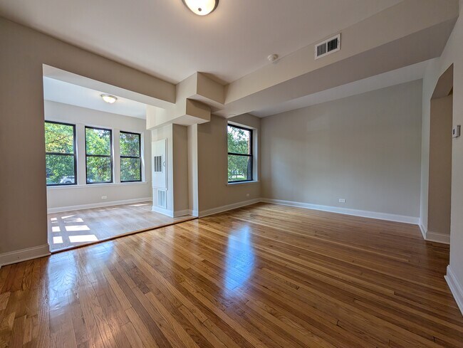 Foto del edificio - 2323 N Kedzie Blvd