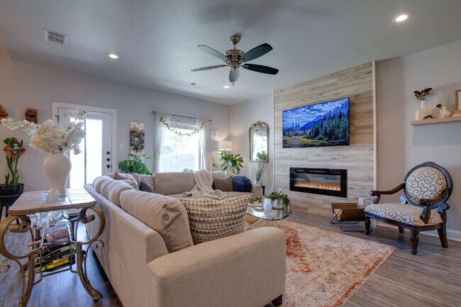Building Photo - "Spacious 3-Bedroom Duplex Retreat on 102n...