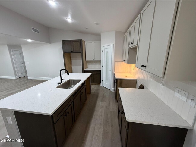 Building Photo - 2633 Dunoon Dr