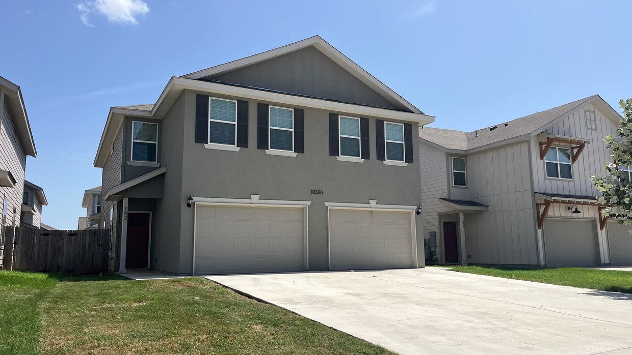 Lynwood Village Townhome - Move-in Ready - Lynwood Village Townhome - Move-in Ready