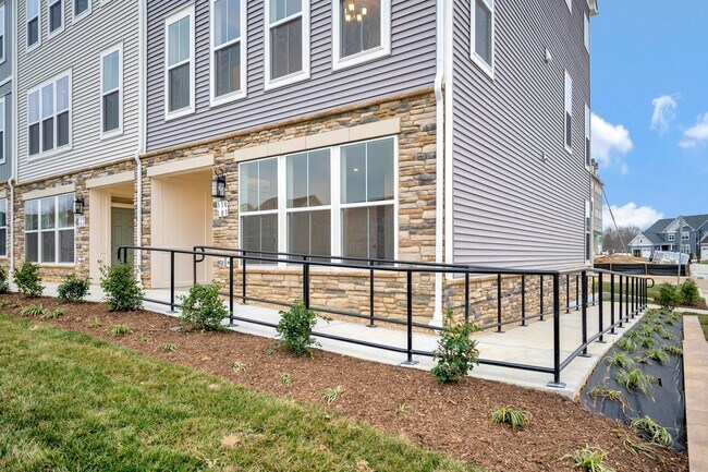 Foto del edificio - Close to everything!  Skyline at Embrey Mill!  Brand New Live and Work Townhomes.