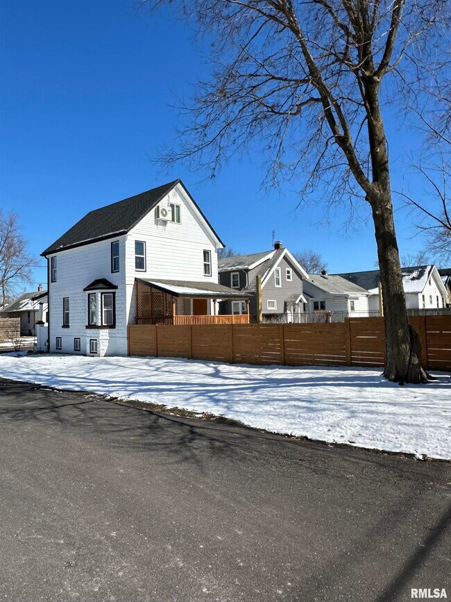 Building Photo - 700 E Thrush Ave