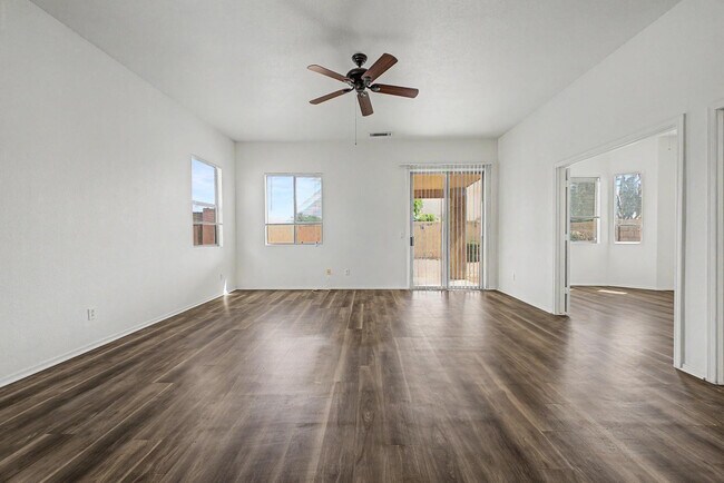 Foto del edificio - 16489 N Oachs Dr