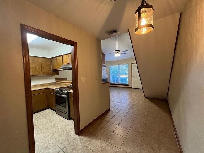 Building Photo - "Charming 2-Bed, 2-Bath Home in Tallahassee's Heart - Cozy 928 Sq Ft Haven!"