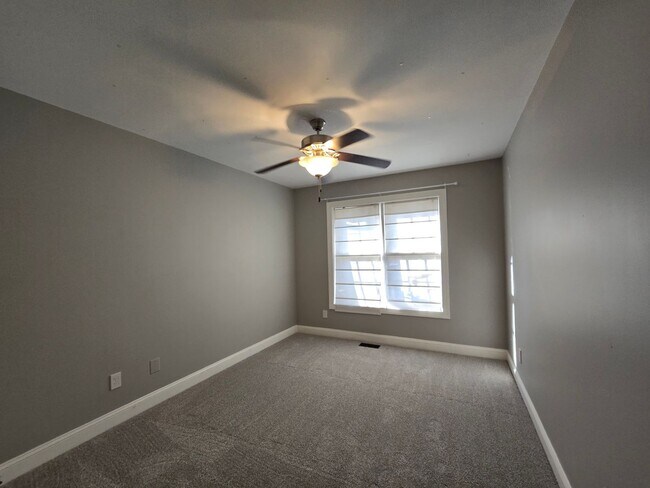 Foto del edificio - 641 Orchard Falls Dr