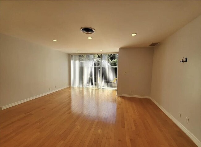 Foto del edificio - 969 Hilgard Ave