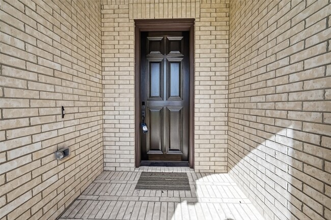 Building Photo - 2022 Serene Spgs Dr