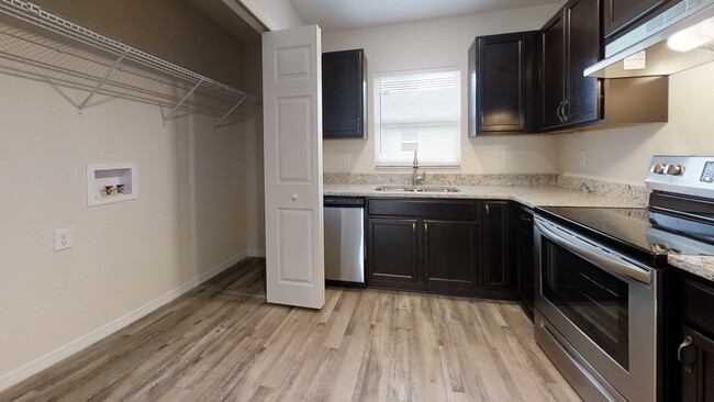 Building Photo - Move-In Ready!  Gorgeous 2BR/2BA duplex ho...
