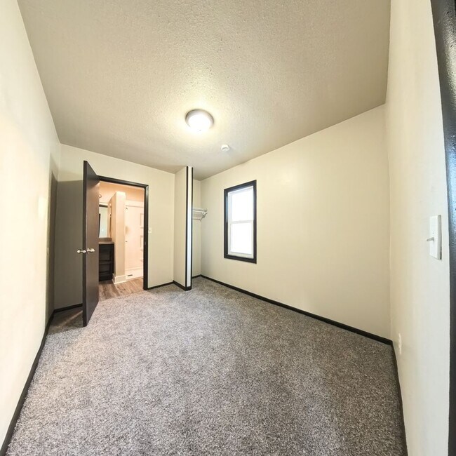 Foto del edificio - 2 Bedroom 1 Stall Garage East Side Home for Rent