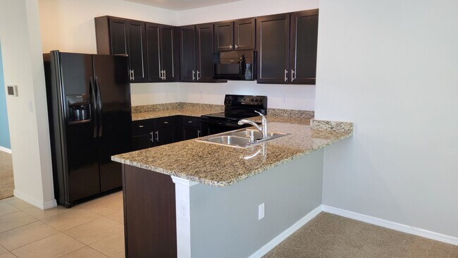 Foto del edificio - PENDING LEASE Annual UNfurnished newer 3/2...