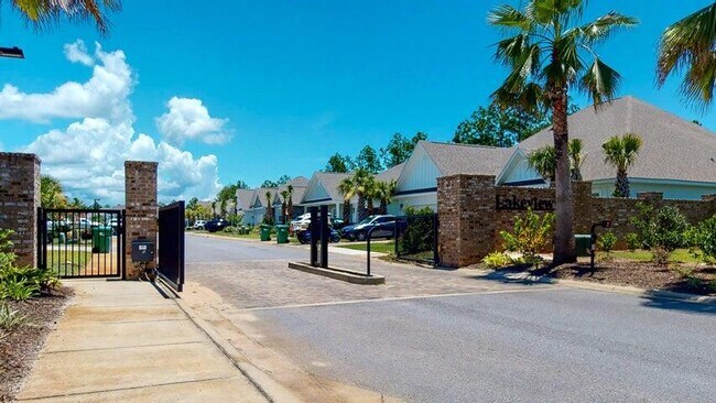 Building Photo - 128 Pne Lk Dr