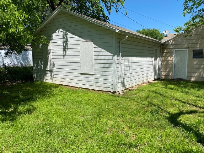 Patio trasero, vista hacia el garaje y la puerta trasera. - 508 E Indian Dr