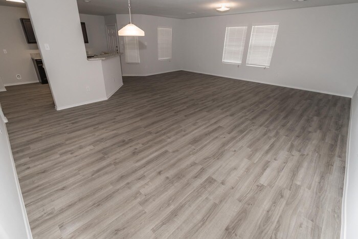 Foto principal - Lone Trail Village - 9214 Yellow Rose Driv...