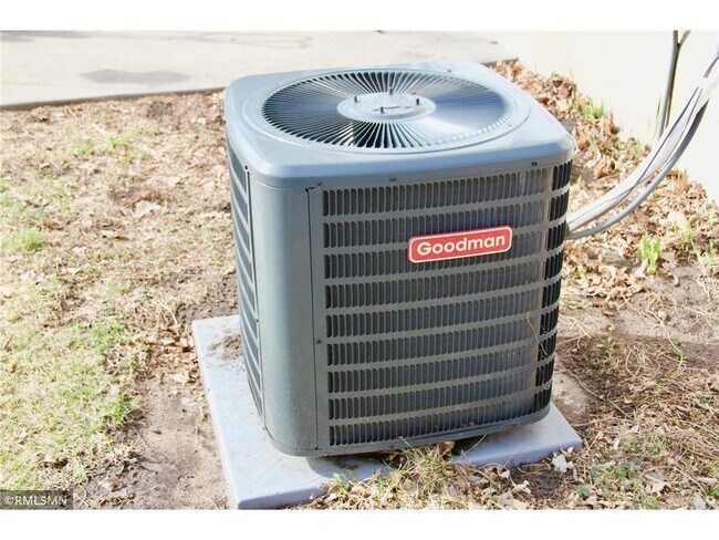 Building Photo - 822 13th ave s