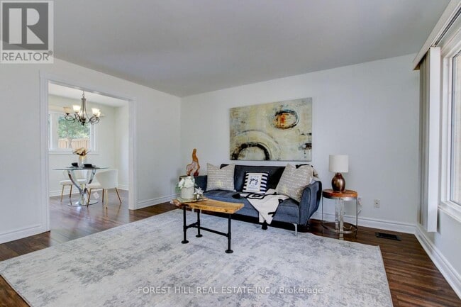 Building Photo - 5 Pennywood Rd