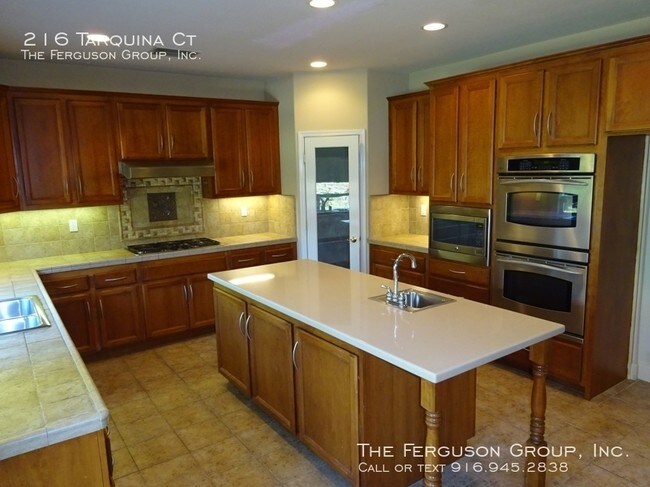 Foto del edificio - Five Bedroom Home in Serrano with Solar