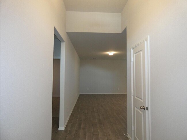 Foto del edificio - 8637 Centerboard Ln