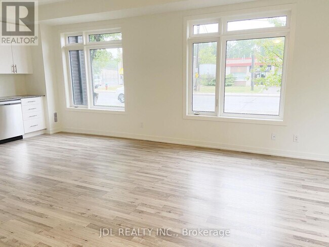 Photo du bâtiment - 370 A-370A Red Maple Rd