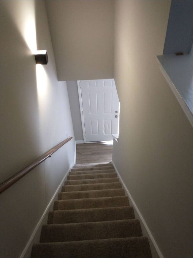 Building Photo - Available now! 2 bed 1 bath townhome near ...