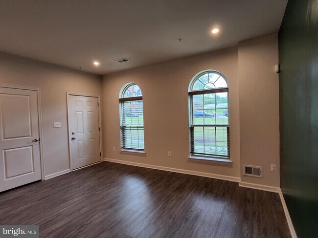 Building Photo - 10115 Dorsey Ln