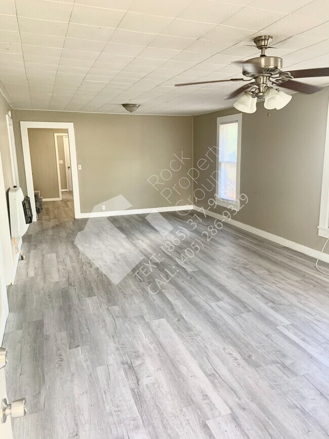 Building Photo - Spacious 2 BD/1 BA House located in Shawne...