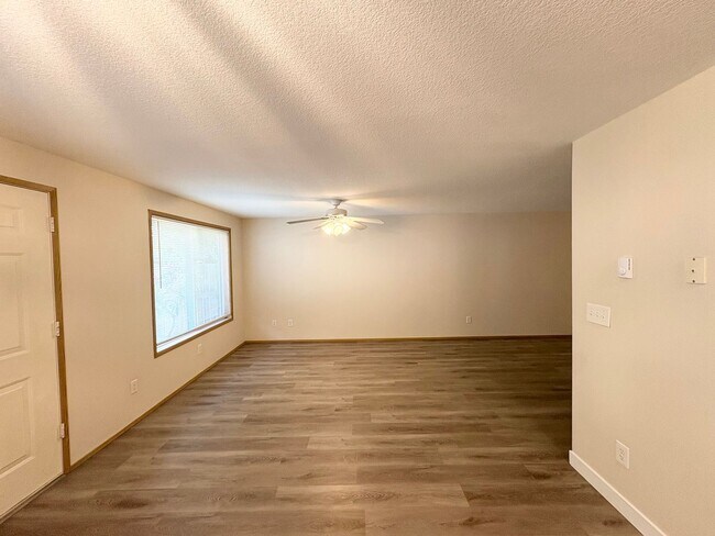 Foto del edificio - Spacious 3 bed 2.5 Bath Townhome in Cascad...