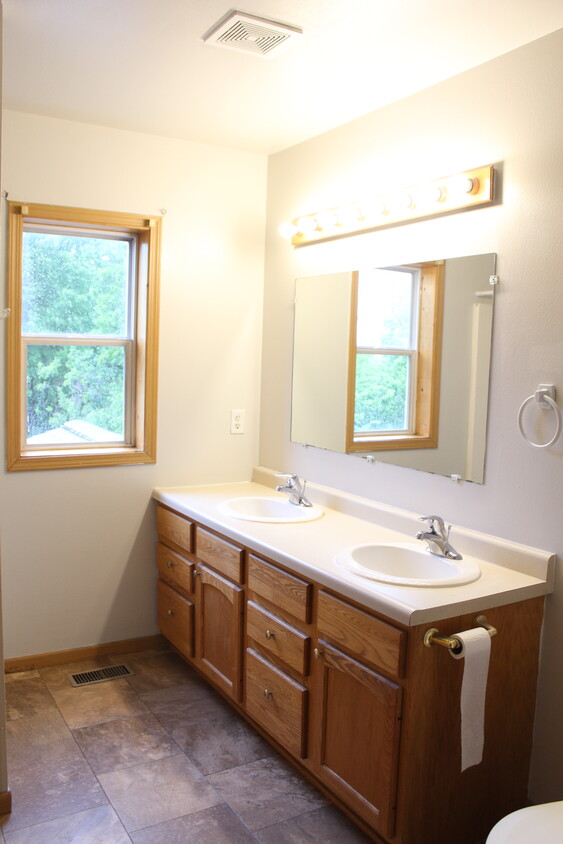 bathroom - 509 16th Ave E