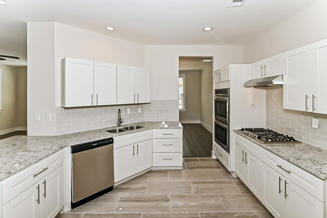 Building Photo - Newly built 5 bedroom 2 full and 2 half ba...