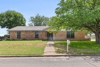 Building Photo - 429 Lindenwood Ln W