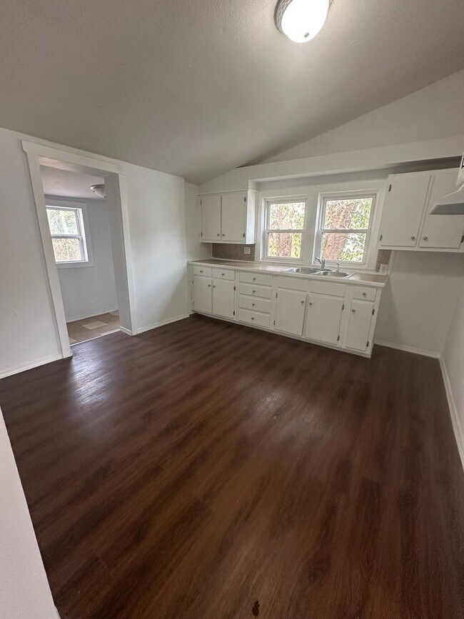 Foto del edificio - Step into this adorable 2-bedroom, 1-bathroom home—full of charm and thoughtful updates!