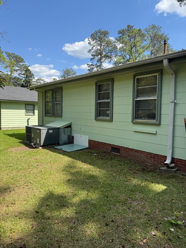 Building Photo - 1625 Pineland Ave
