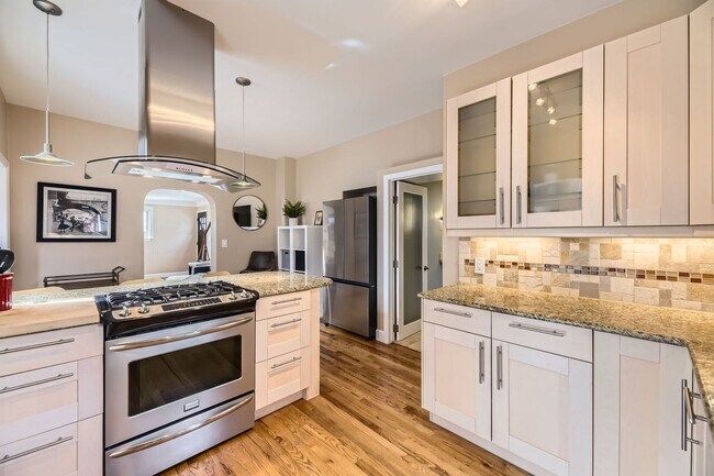 Foto del edificio - 2BD, 1BA Half-Duplex in Platt Park with Oversized 2-Car Garage