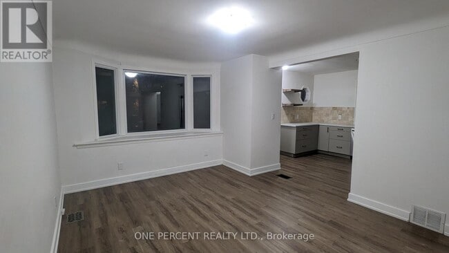 Photo du bâtiment - 249 E 18th St