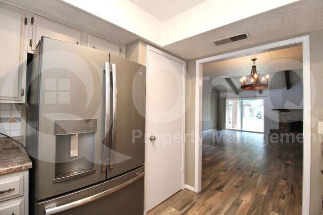 Building Photo - 2256 W Lindner Ave