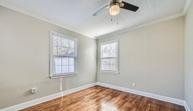 Building Photo - 3920 Calmont Ave