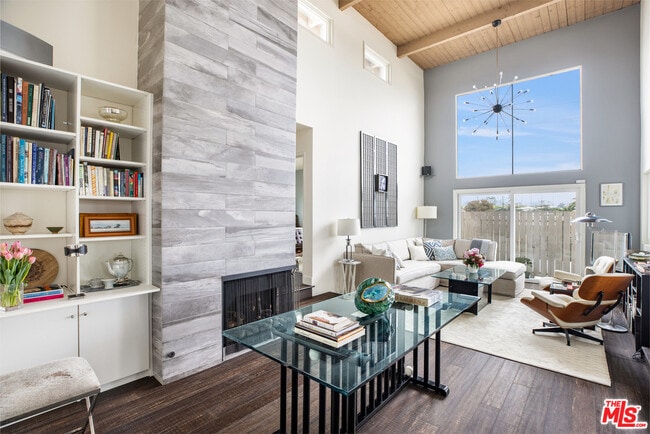 Building Photo - 817 10th St