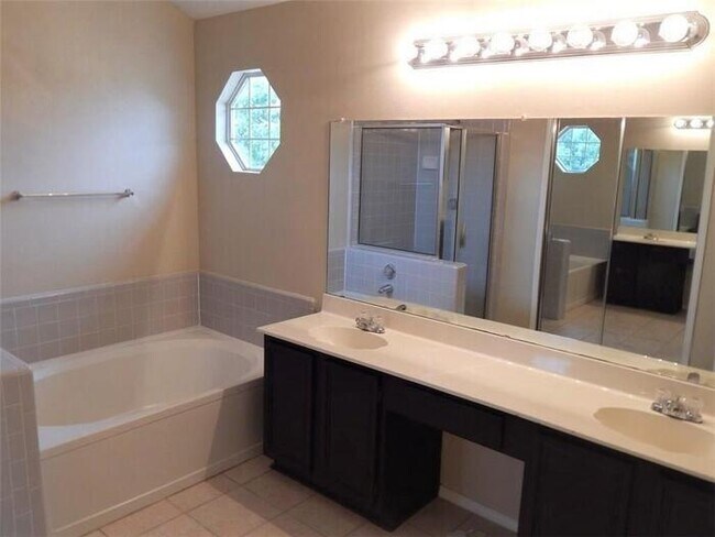 Building Photo - Huge corner lot 3/2.5/2 in Cedar Hill comi...