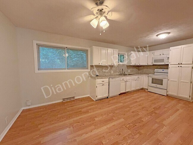 Building Photo - Charming 3-Bedroom in Southeast Springfield Location!
