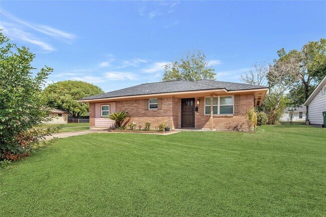Building Photo - 3601 Longwood Dr