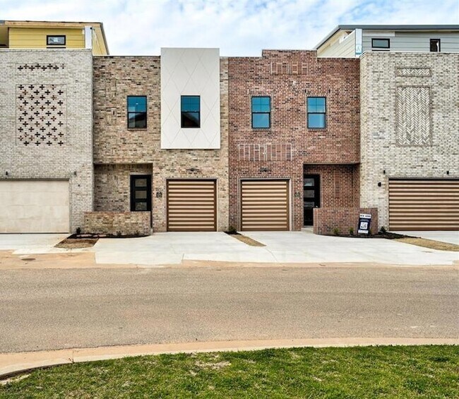 Foto del edificio - 573 S Fretz Ave