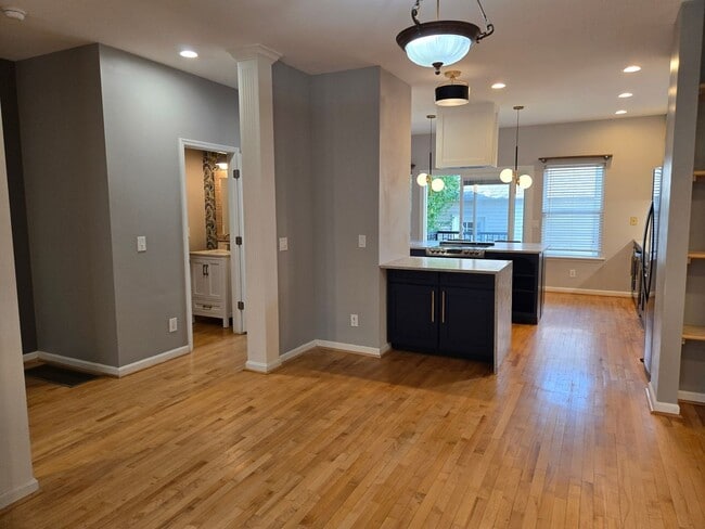 Building Photo - 929 Weninger Cir