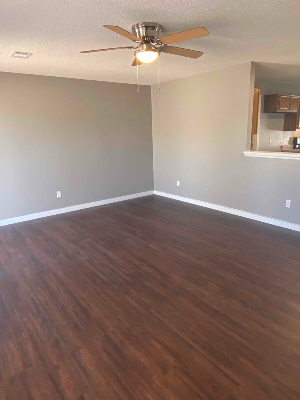 Foto del edificio - 1205 Copper Creek Dr