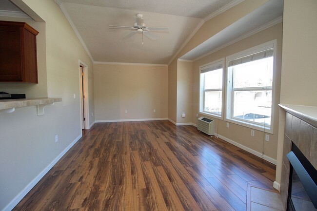 Building Photo - Light and Bright Remodeled Studio Condo in Convenient Bethany Location