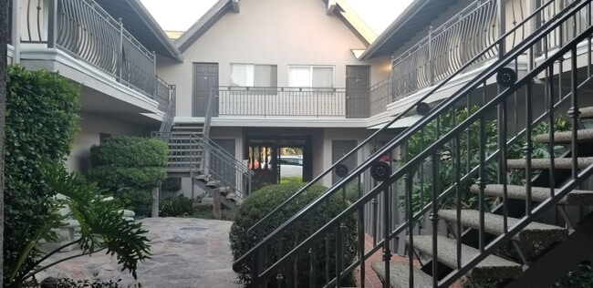Foto del edificio - 15444 Vanowen St